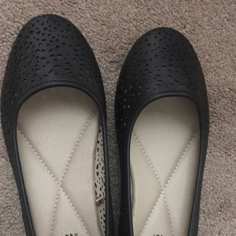 Black Cutout Flats W Round Toe